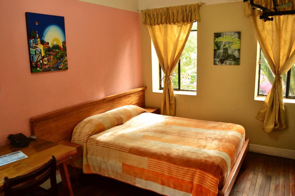 Hostal Loro Verde Quito Exterior photo