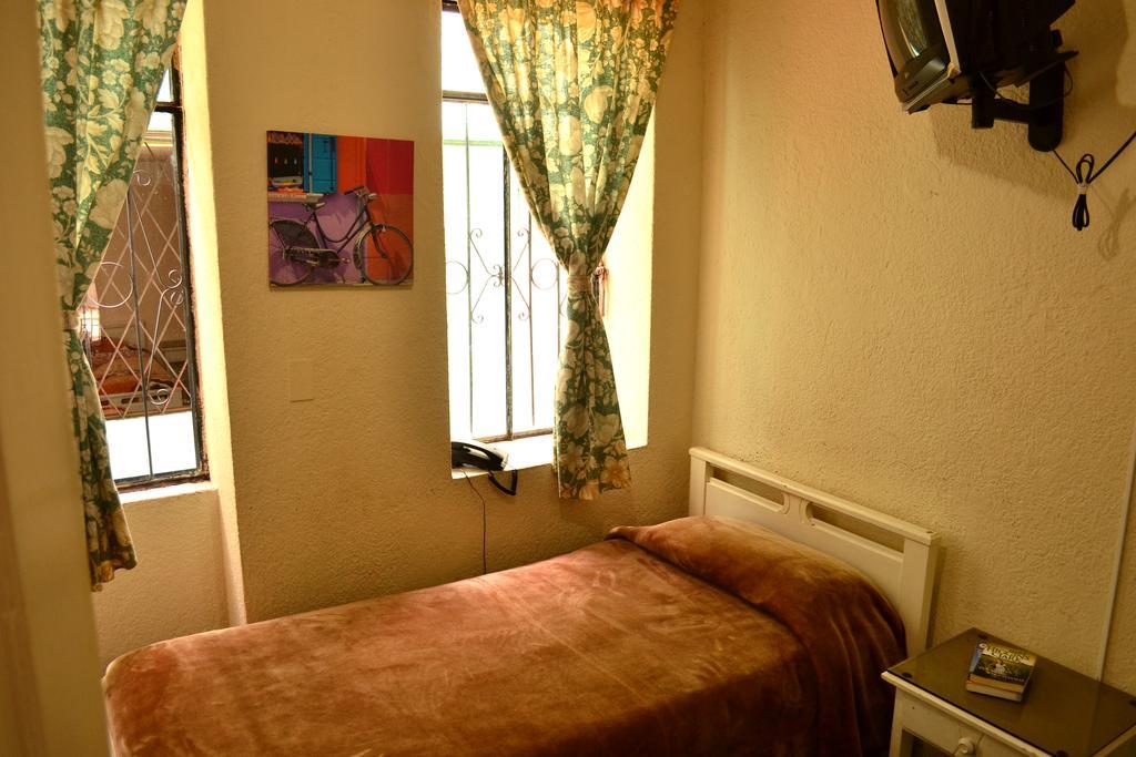 Hostal Loro Verde Quito Exterior photo